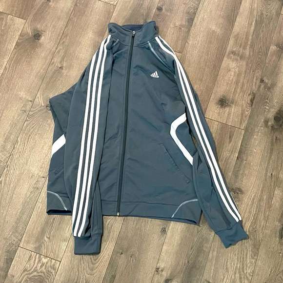 ADIDAS LONG SLEEVE MENS ACTIVE WEAR LIGHT JACKET. FRONT ZIPPER -GOOD CONDITION. - Picture 2 of 5